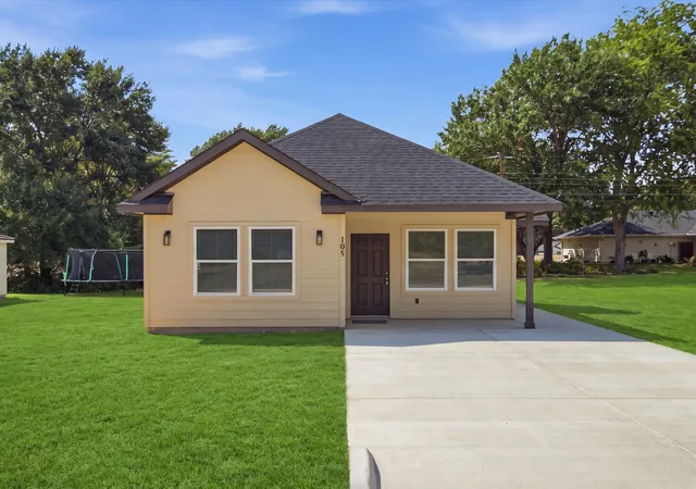 Photo 2 of Single family home for sale at 105 Oak Ridge Rd, Mabank, TX 75156 | MLS# 21399774 | Listing updated on 2026-09-30