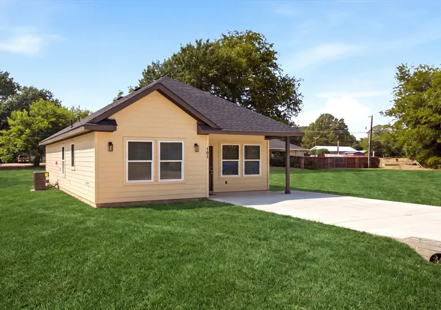 Photo 3 of Single family home for sale at 105 Oak Ridge Rd, Mabank, TX 75156 | MLS# 21399774 | Listing updated on 2026-09-30