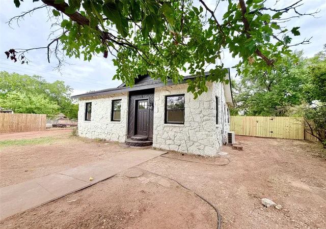 Photo 2 of Sale Pending at 525 Miller St, Abilene, TX 79605 | MLS# 21393302 | Listing updated on 2026-10-07