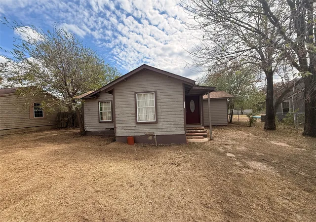 Photo 1 of Single family home for sale at 1808 Se 19th Street, Mineral Wells, TX 76067 | MLS# 21399938 | Listing updated on 2026-09-30
