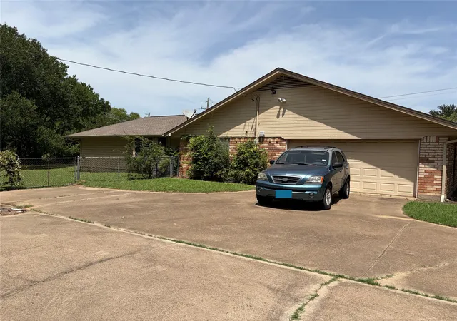 Photo 3 of Single family home for sale at 200 Windridge Trl, Burleson, TX 76028 | MLS# 21397176 | Listing updated on 2026-10-08