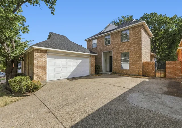 Photo 1 of Single family home for sale at 800 Crst Ridge Dr, Irving, TX 75061 | MLS# 21399454 | Listing updated on 2026-09-30