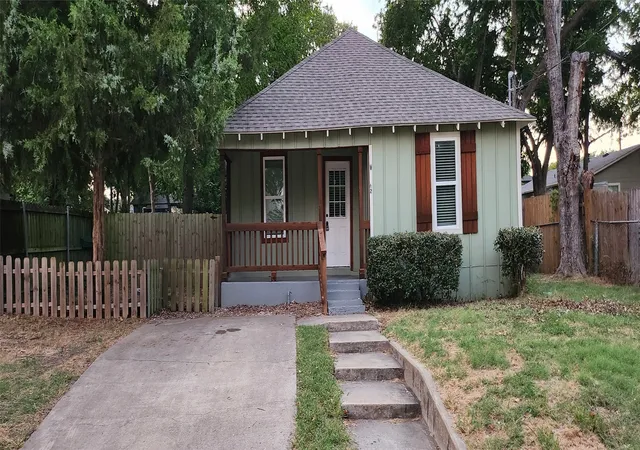 Single family home for sale at 902 Davy Crockett St, Rockwall, TX 75087 | MLS# 21399972