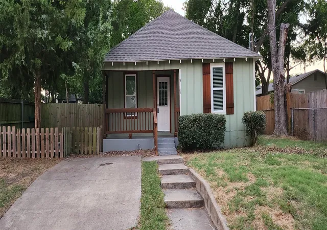 Photo 2 of Single family home for sale at 902 Davy Crockett St, Rockwall, TX 75087 | MLS# 21399972 | Listing updated on 2026-10-10