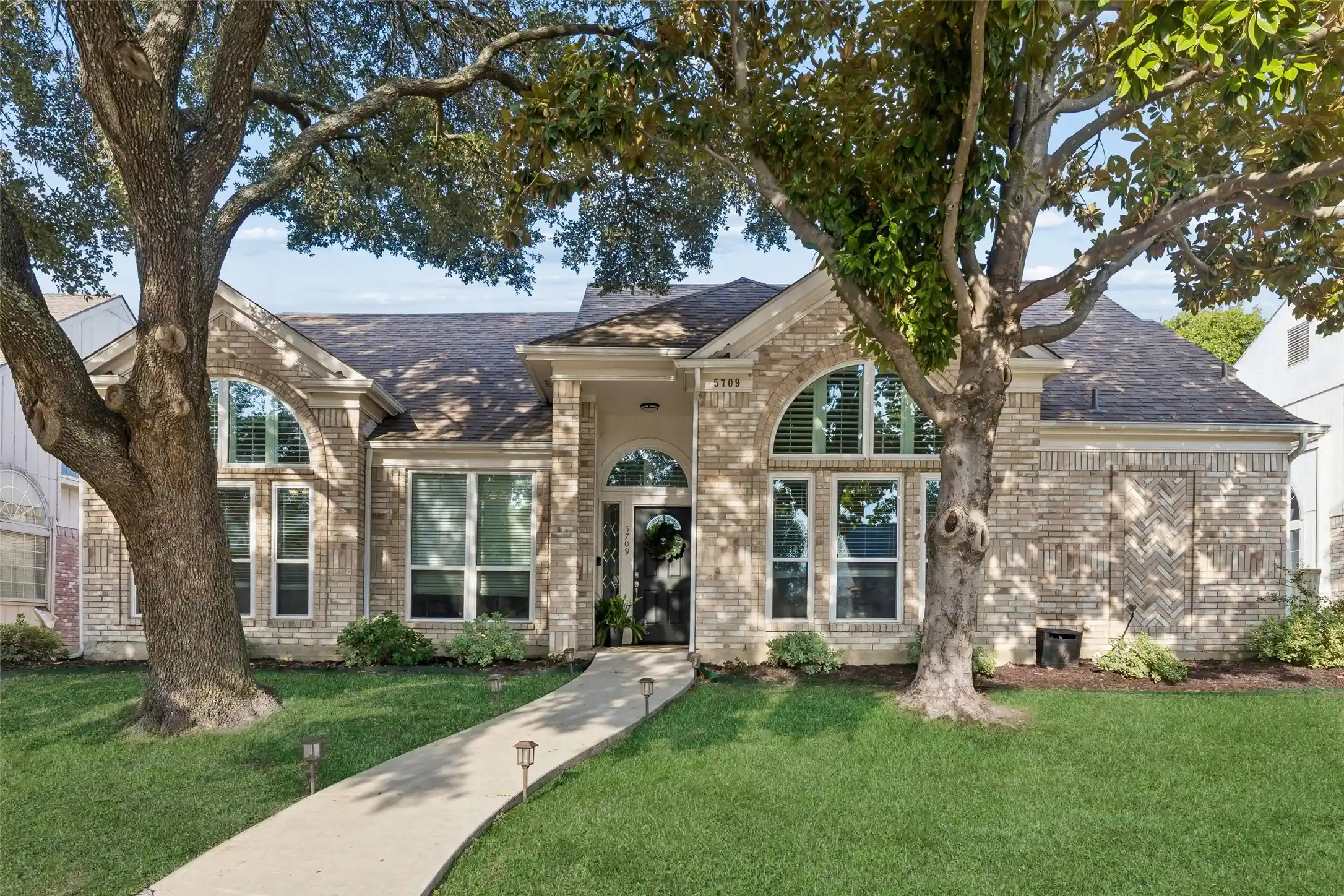 Photo 1 of Single family home for sale at 5709 Highgate Ln, Rowlett, TX 75088 | MLS# 21399343 | Listing updated on 2026-10-11