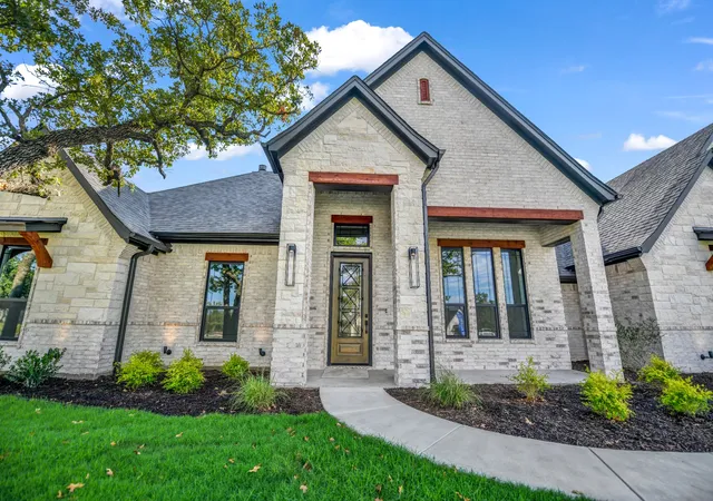 Photo 3 of Single family home for sale at 2024 Forest Brg Dr, Azle, TX 76020 | MLS# 21399963 | Listing updated on 2026-10-01