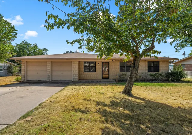 Photo 1 of Single family home for sale at 107 E Dawn Dr, Robinson, TX 76706 | MLS# 21399993 | Listing updated on 2026-10-05