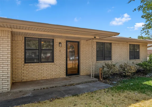 Photo 2 of Single family home for sale at 107 E Dawn Dr, Robinson, TX 76706 | MLS# 21399993 | Listing updated on 2026-10-05