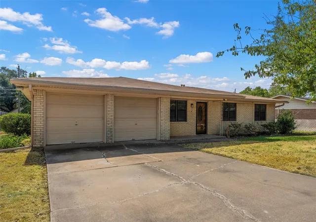 Photo 3 of Single family home for sale at 107 E Dawn Dr, Robinson, TX 76706 | MLS# 21399993 | Listing updated on 2026-10-05