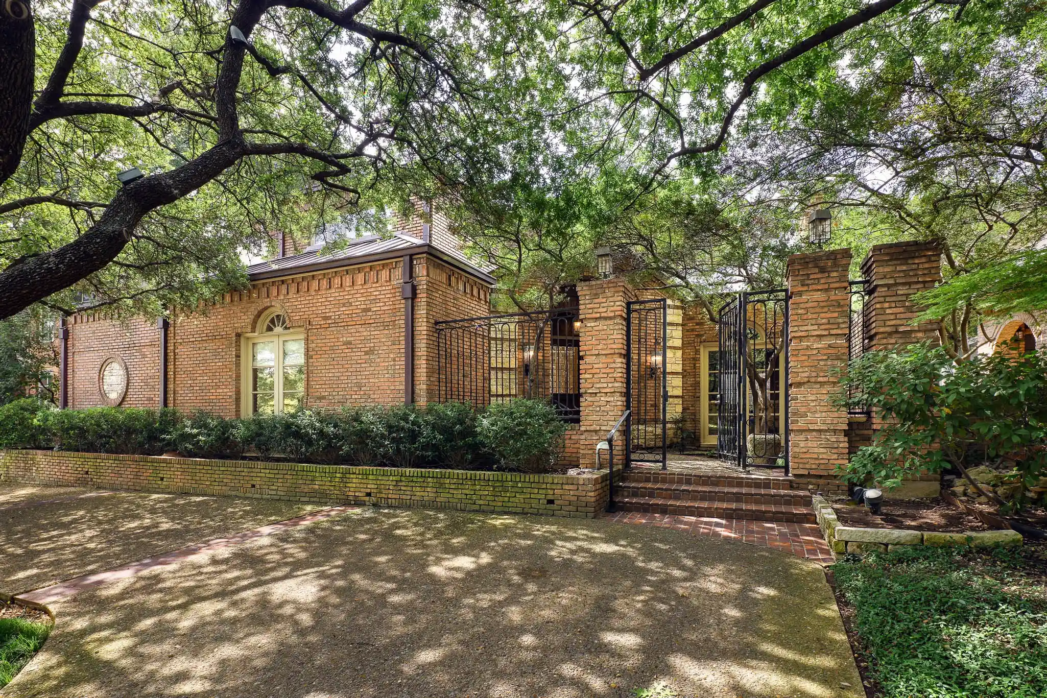 Photo 1 of Single family home for sale at 7724 Glen Albens Cir, Dallas, TX 75225 | MLS# 21393433 | Listing updated on 2026-10-18