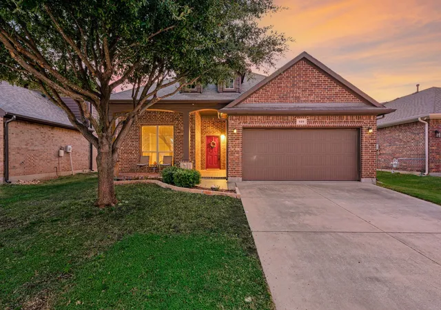 Photo 1 of Single family home for sale at 529 Branding Iron Trl, Fort Worth, TX 76131 | MLS# 21391261 | Listing updated on 2026-10-01