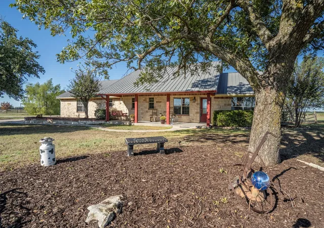Photo 3 of Single family home for sale at 1233 Fm 901, Collinsville, TX 76233 | MLS# 21399608 | Listing updated on 2026-10-07