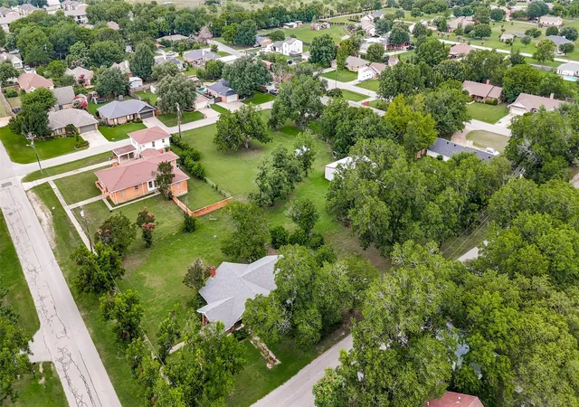 Photo 3 of Single family home for sale at 618 W 5th Street, Justin, TX 76247 | MLS# 21399699 | Listing updated on 2026-10-07