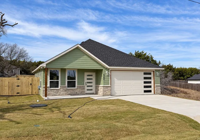 Photo 1 of Single family home for sale at 5206 Stoneridge Dr, Granbury, TX 76048 | MLS# 21380278 | Listing updated on 2026-10-01