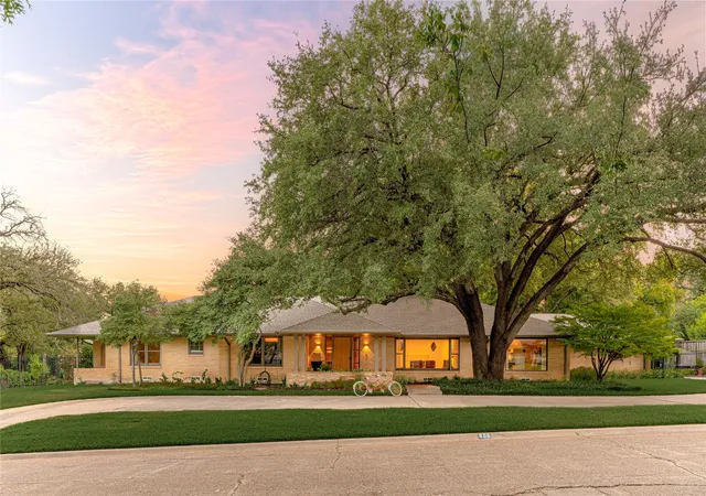Photo 1 of Single family home for sale at 906 Leatrice Dr, Dallas, TX 75208 | MLS# 21396900 | Listing updated on 2026-10-01