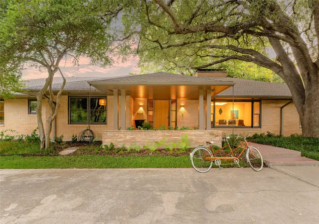Photo 2 of Single family home for sale at 906 Leatrice Dr, Dallas, TX 75208 | MLS# 21396900 | Listing updated on 2026-10-01