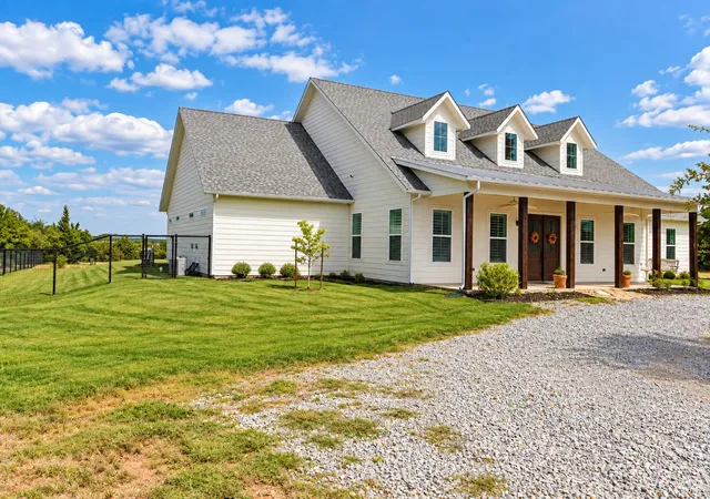 Photo 3 of Single family home for sale at 109 Bear Cat Ct, Alvord, TX 76225 | MLS# 21399872 | Listing updated on 2026-10-01