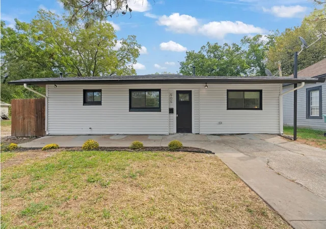 Photo 1 of Single family home for sale at 909 S Throckmorton St, Sherman, TX 75090 | MLS# 21400204 | Listing updated on 2026-10-01
