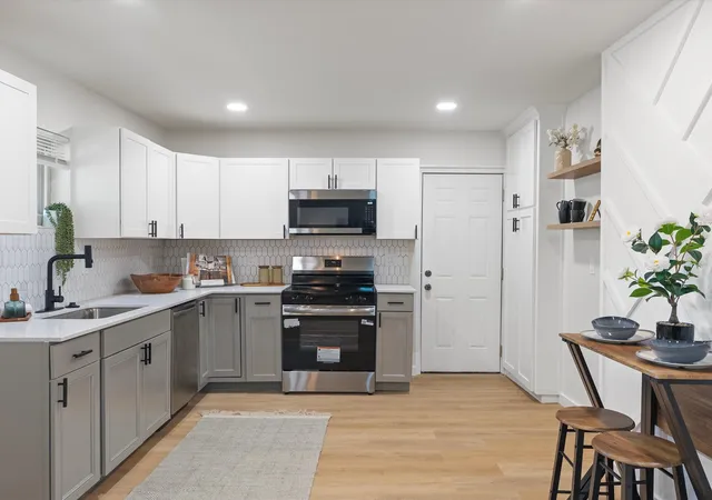 Photo 2 of Single family home for sale at 909 S Throckmorton St, Sherman, TX 75090 | MLS# 21400204 | Listing updated on 2026-10-01