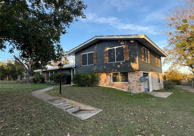 Photo 1 of Single family home for sale at 915 Old Stephenville Hwy, Hico, TX 76457 | MLS# 21400373 | Listing updated on 2026-10-01