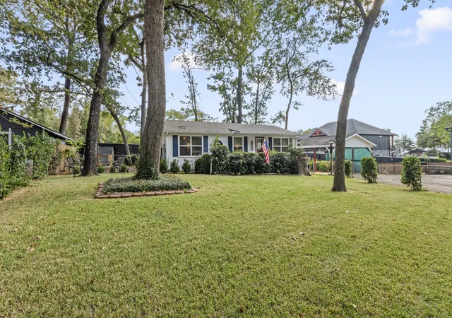 Photo 1 of Single family home for sale at 303 S Bay Cir, Mabank, TX 75156 | MLS# 21397630 | Listing updated on 2026-10-04
