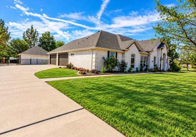 Photo 2 of Single family home for sale at 4000 Meadow View Cir, Kaufman, TX 75142 | MLS# 21394203 | Listing updated on 2026-10-01