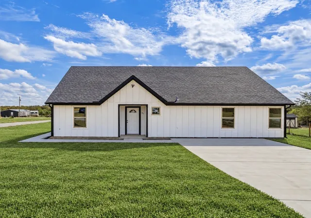 Photo 1 of Single family home for sale at 182 Brookview Dr, Bridgeport, TX 76426 | MLS# 21400415 | Listing updated on 2026-10-01