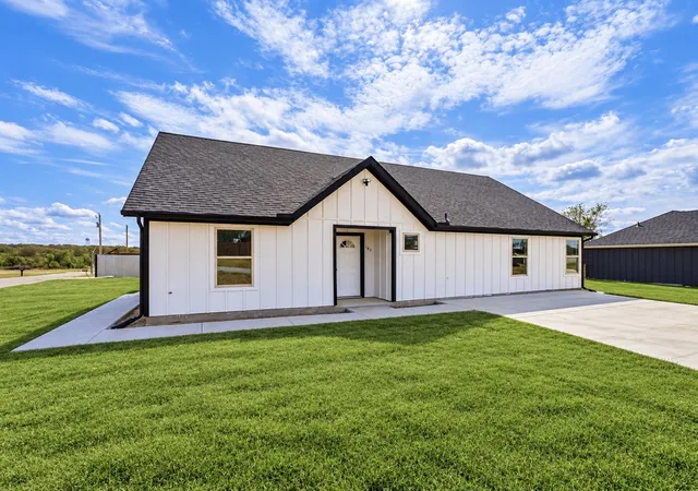 Photo 2 of Single family home for sale at 182 Brookview Dr, Bridgeport, TX 76426 | MLS# 21400415 | Listing updated on 2026-10-01