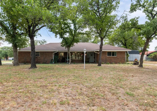 Photo 1 of Single family home for sale at 214 De La Cruz St, Weatherford, TX 76085 | MLS# 21399230 | Listing updated on 2026-10-01