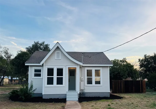 Photo 2 of Sale Pending at 1100 E Coke St, Hamilton, TX 76531 | MLS# 21400093 | Listing updated on 2026-10-05