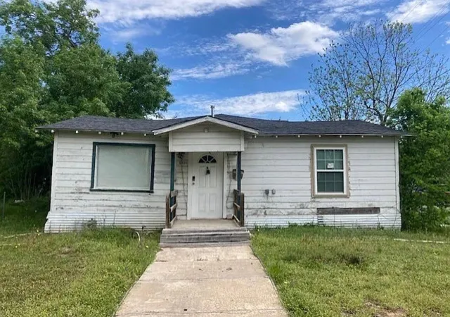 Single family home for sale at 2434 S 9th Street, Waco, TX 76706 | MLS# 21400243