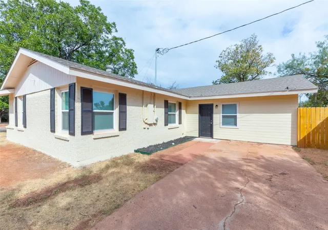 Photo 3 of Single family home for sale at 1201 Westview Dr, Abilene, TX 79603 | MLS# 21399282 | Listing updated on 2026-10-05