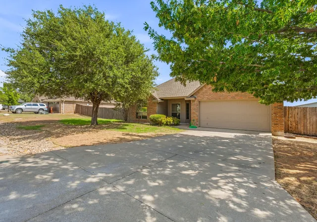 Photo 2 of Single family home for sale at 914 Winding Rd, Granbury, TX 76049 | MLS# 21399801 | Listing updated on 2026-10-05