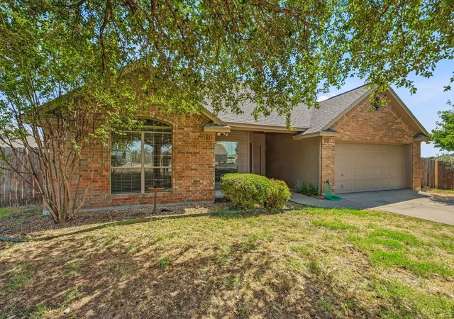 Photo 3 of Single family home for sale at 914 Winding Rd, Granbury, TX 76049 | MLS# 21399801 | Listing updated on 2026-10-05