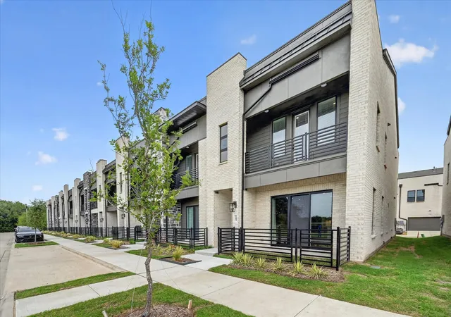 Photo 2 of Townhouse for sale at 1183 Doris May Dr, Allen, TX 75013 | MLS# 21397312 | Listing updated on 2026-10-10