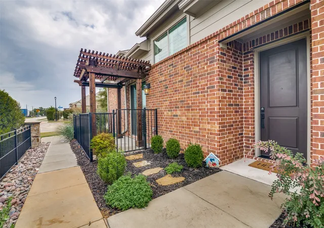 Photo 3 of Single family home for sale at 500 Oakridge Dr, Wylie, TX 75098 | MLS# 21399858 | Listing updated on 2026-10-04