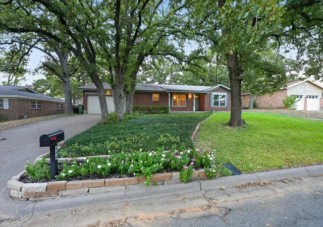 Photo 1 of Single family home for sale at 844 Woodcrest Dr, Hurst, TX 76053 | MLS# 21400494 | Listing updated on 2026-10-01
