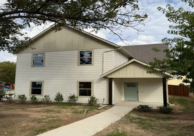 Photo 1 of Single family home for sale at 201 S Cates St, Decatur, TX 76234 | MLS# 21384323 | Listing updated on 2026-10-07