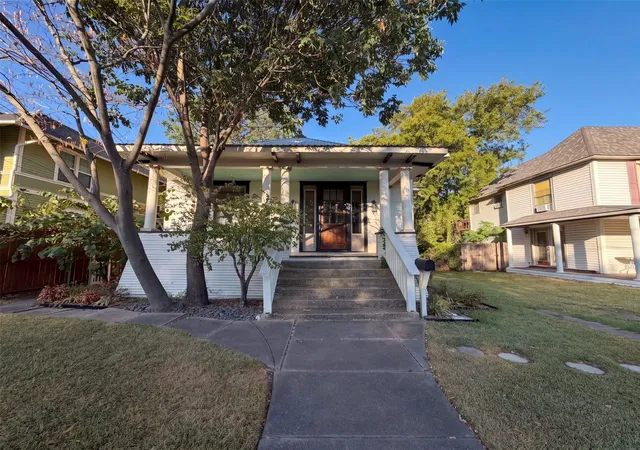 Photo 1 of Single family home for sale at 712 S Crockett St, Sherman, TX 75090 | MLS# 21398746 | Listing updated on 2026-10-01