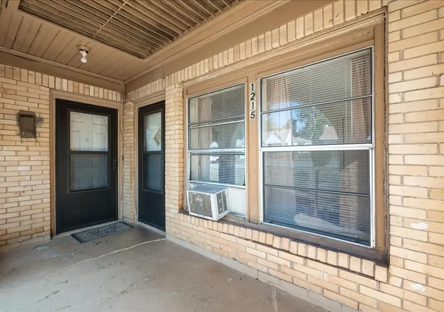 Photo 3 of Single family home for sale at 1215 N Confederate Ave, Tyler, TX 75702 | MLS# 21398415 | Listing updated on 2026-10-07