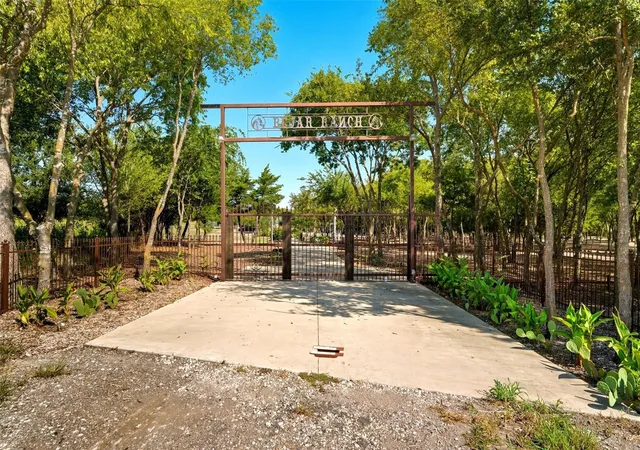 Photo 2 of Single family home for sale at 1431 Fm 85, Ennis, TX 75119 | MLS# 21400689 | Listing updated on 2026-10-01