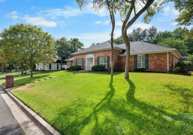 Photo 2 of Sale Pending at 202 Trailview Dr, Woodway, TX 76712 | MLS# 21400676 | Listing updated on 2026-10-09