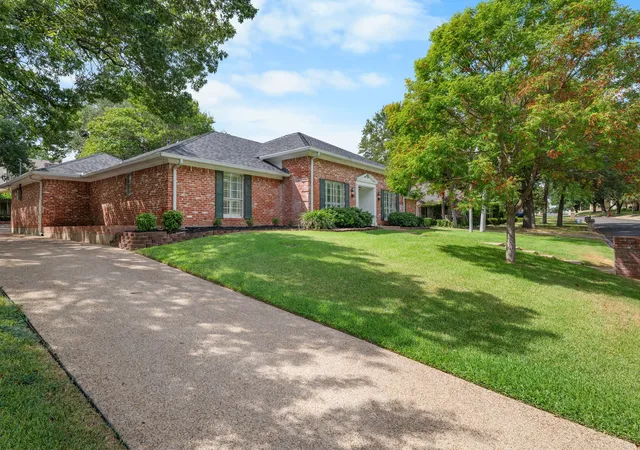 Photo 3 of Sale Pending at 202 Trailview Dr, Woodway, TX 76712 | MLS# 21400676 | Listing updated on 2026-10-09