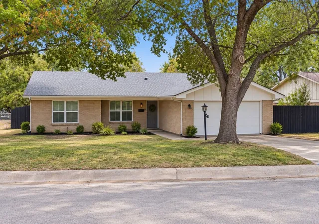 Photo 1 of Single family home for sale at 2912 Conejos Dr, Fort Worth, TX 76116 | MLS# 21398335 | Listing updated on 2026-10-02