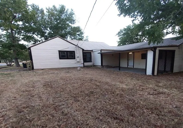 Photo 3 of Single family home for sale at 1113 Commerce Dr, Greenville, TX 75401 | MLS# 21396096 | Listing updated on 2026-10-01