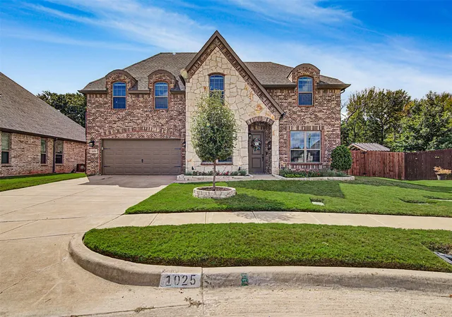 Photo 1 of Single family home for sale at 1025 Whitetail Ct, Joshua, TX 76058 | MLS# 21385467 | Listing updated on 2026-10-01