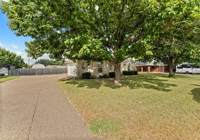 Photo 2 of Sale Pending at 531 Karen Dr, Robinson, TX 76706 | MLS# 21400593 | Listing updated on 2026-10-07