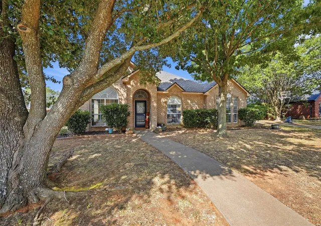 Photo 2 of Single family home for sale at 118 Ginger Dr, Pottsboro, TX 75076 | MLS# 21399104 | Listing updated on 2026-10-01