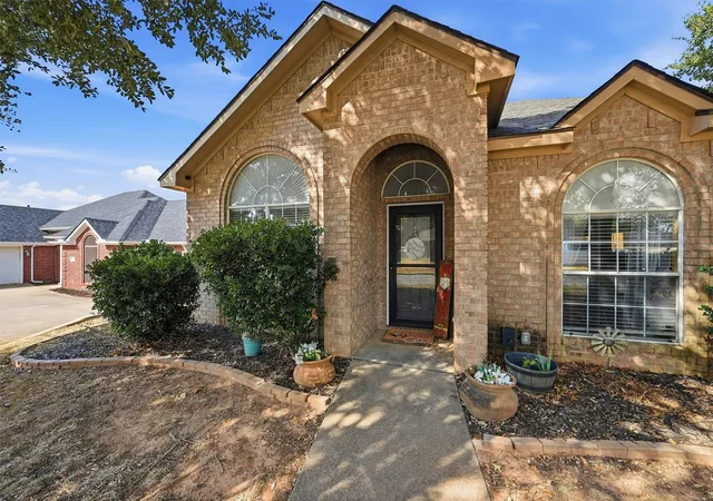 Photo 3 of Single family home for sale at 118 Ginger Dr, Pottsboro, TX 75076 | MLS# 21399104 | Listing updated on 2026-10-01