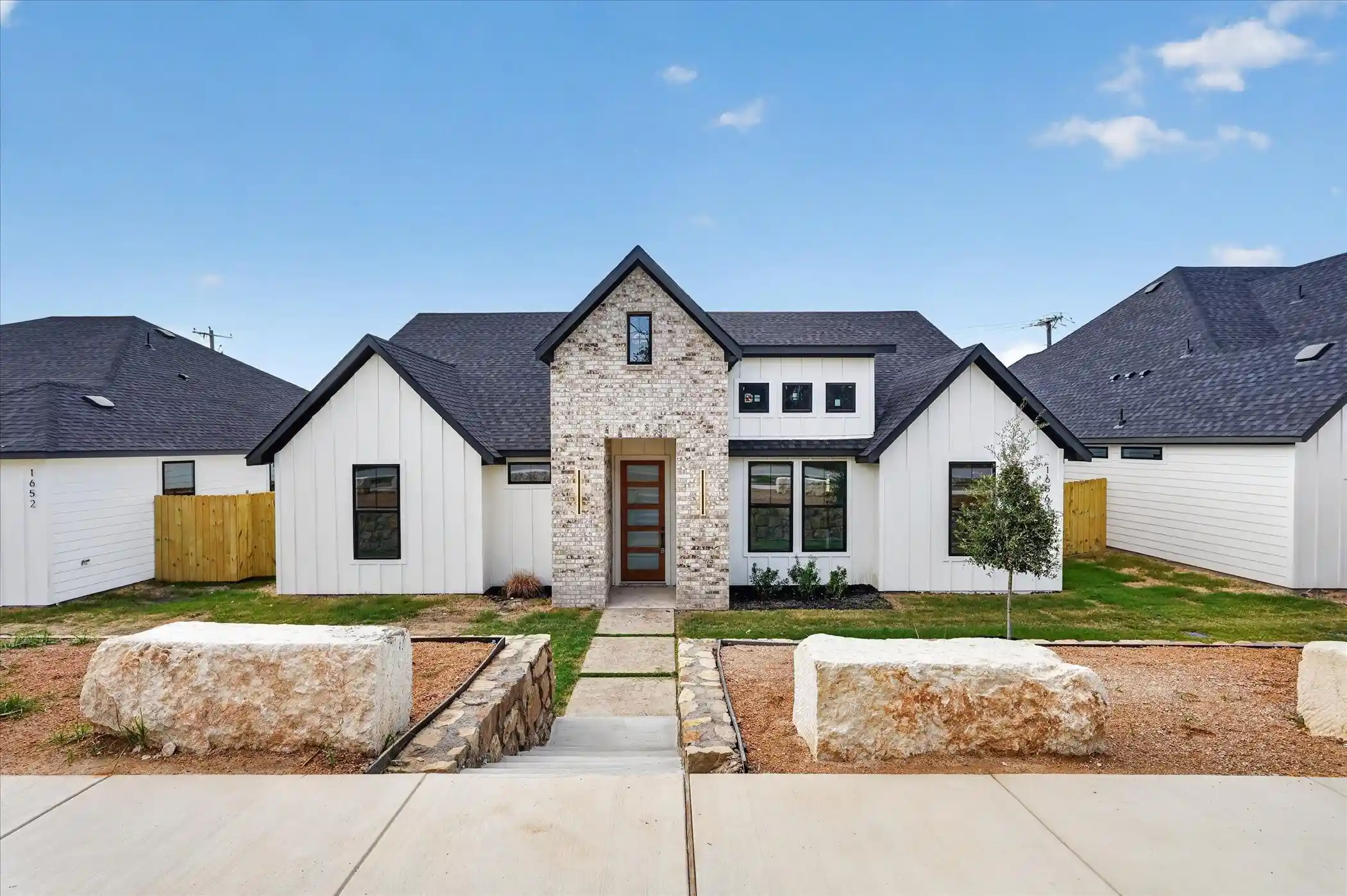 Photo 1 of Single family home for sale at 1656 W Wintergreen Rd, Lancaster, TX 75134 | MLS# 21400561 | Listing updated on 2026-10-18